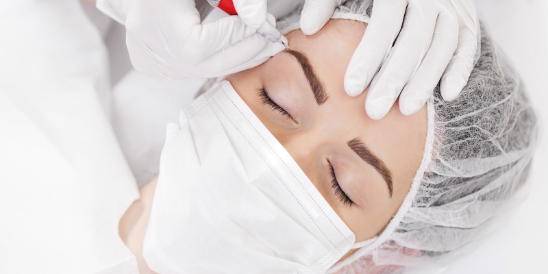 Une femme reçoit un traitement de maquillage permanent des sourcils
