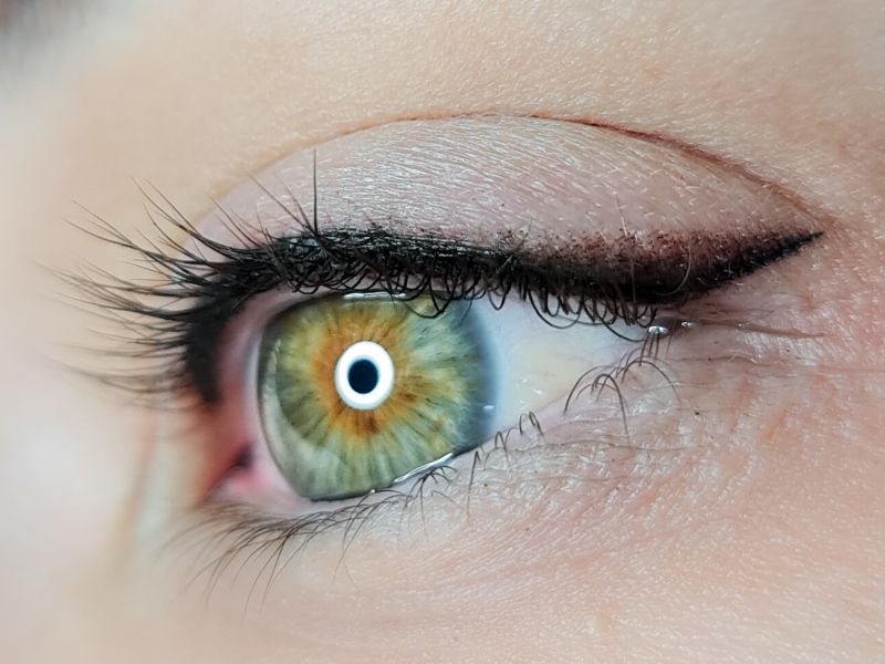 media/image/SC2025_website_onlineshop_element_blog_202507_2_pr_eyeliner_1_v1_nd_mandi_barnard_teaser.jpg