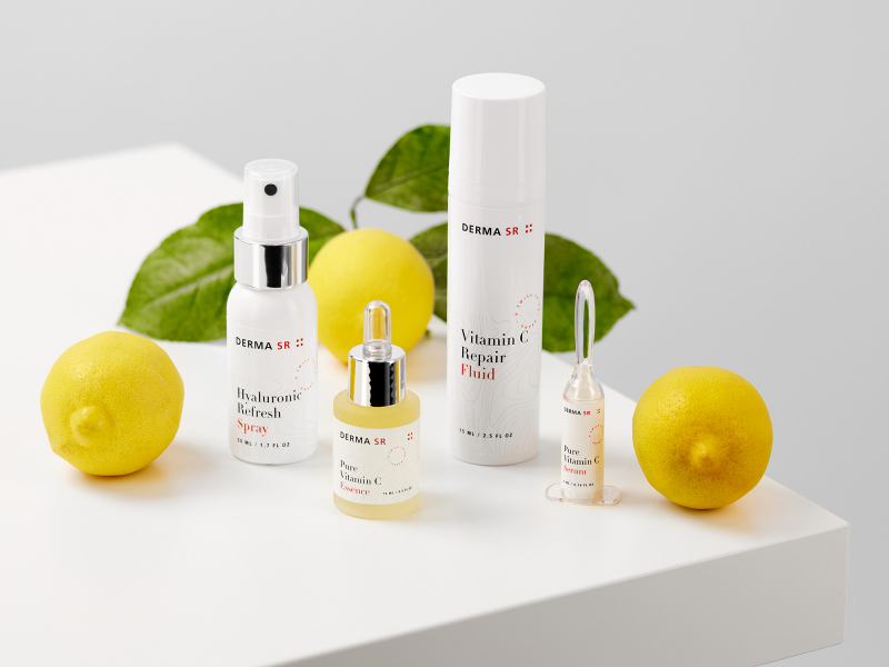 Produits de soin pour la peau et citrons sur une table blanche