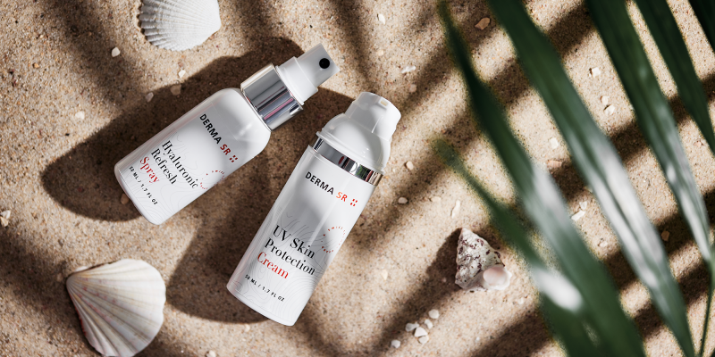 Des produits de soins sont posés sur le sable de la plage