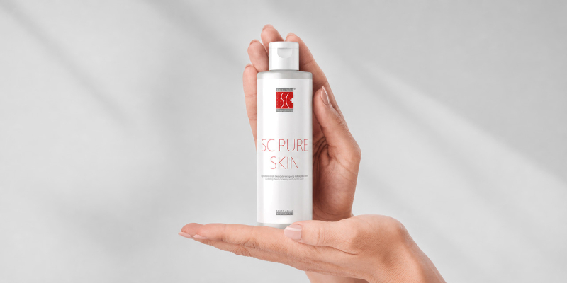 L'accessoire de maquillage permanent SC Pure Skin pour nettoyer la peau avant une application de maquillage permanent, pour éliminer les résidus de pigments ou pour le nettoyage quotidien du visage à la maison.