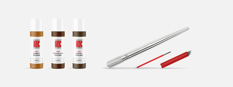 Sélection de produits de microblading Swiss Color, comme les couleurs de microblading, les lames et les stylos. Tous les produits de microblading sont de haute qualité pour les traitements professionnels de microblading des cheveux et de shading.