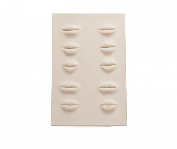 Photo du tapis d'exercice 3D avec des formes de lèvres réalistes pour s'exercer aux traitements de maquillage permanent