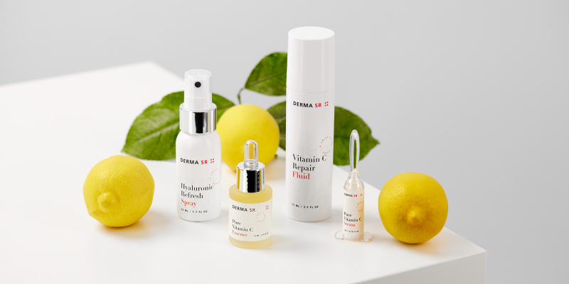 Produits de soin pour la peau et citrons sur une table blanche