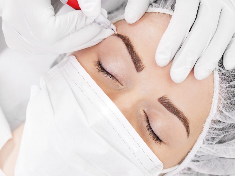 Une femme reçoit un traitement de maquillage permanent des sourcils