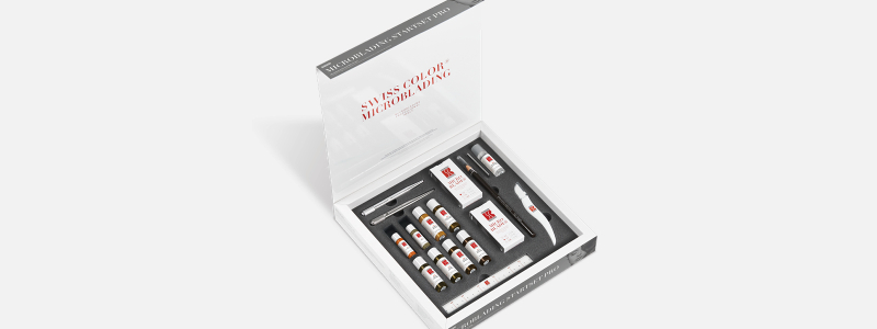 Le kit de démarrage Swiss Color Microblading est un équipement de base. Il contient des couleurs de microblading, deux pièces à main, deux paquets de lames et d'autres accessoires pour les traitements professionnels de microblading des sourcils.