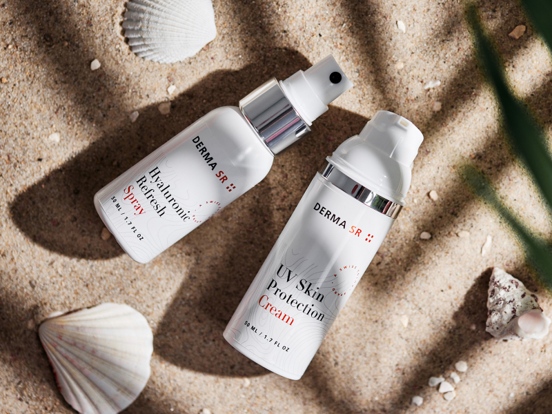 Des produits de soins sont posés sur le sable de la plage